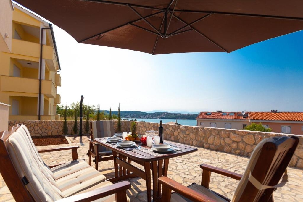 Uvala Soline ekskluzivna vila s 6 apartmaji bazenom in pogledom na morje!