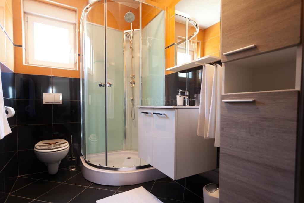 Uvala Soline ekskluzivna vila s 6 apartmaji bazenom in pogledom na morje!