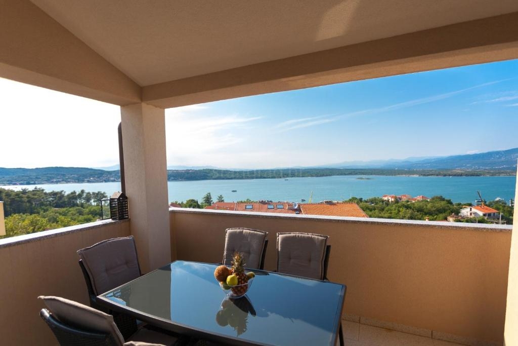 Uvala Soline ekskluzivna vila s 6 apartmaji bazenom in pogledom na morje!