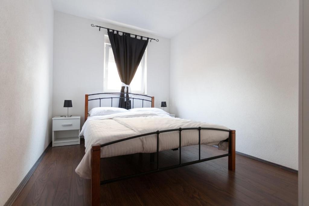 Uvala Soline ekskluzivna vila s 6 apartmaji bazenom in pogledom na morje!