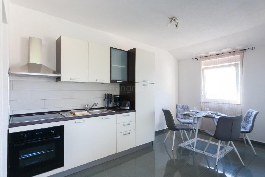 Uvala Soline ekskluzivna vila s 6 apartmaji bazenom in pogledom na morje!