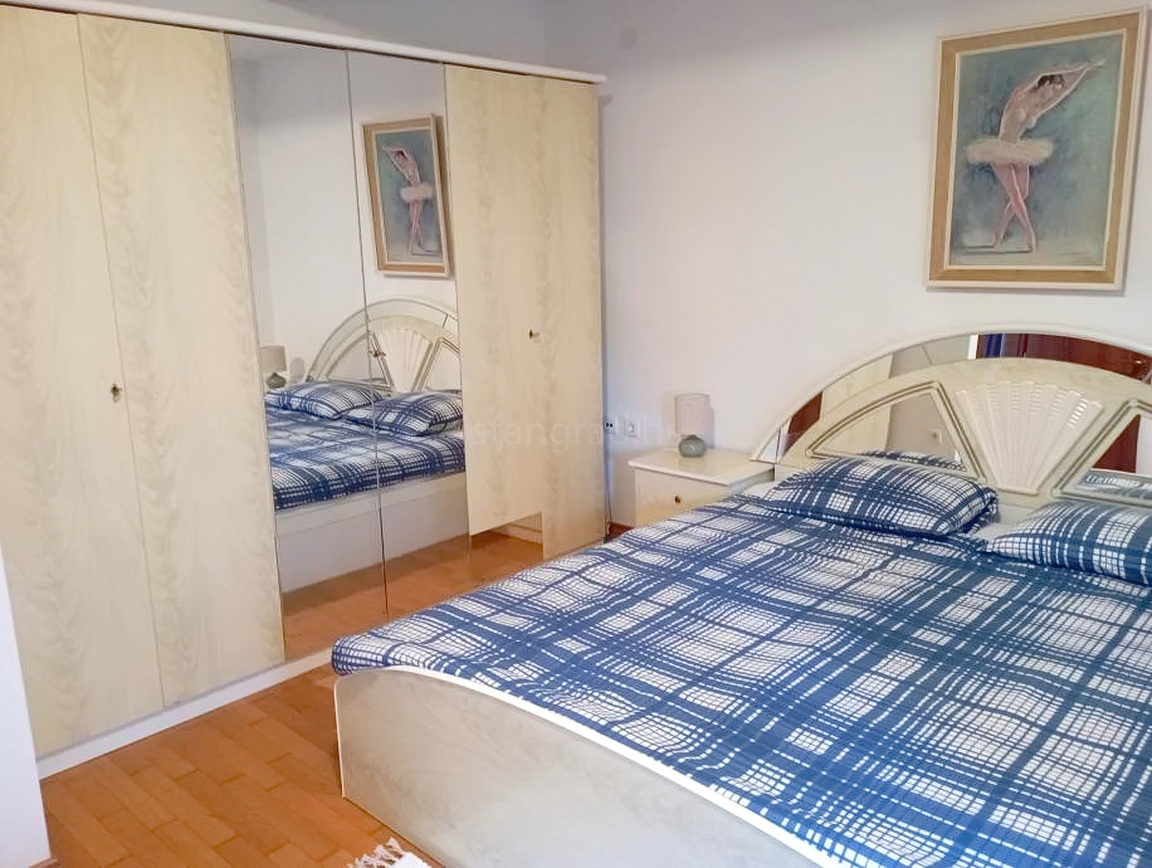 Krk, stanovanje v pritličju s pogledom na morje!