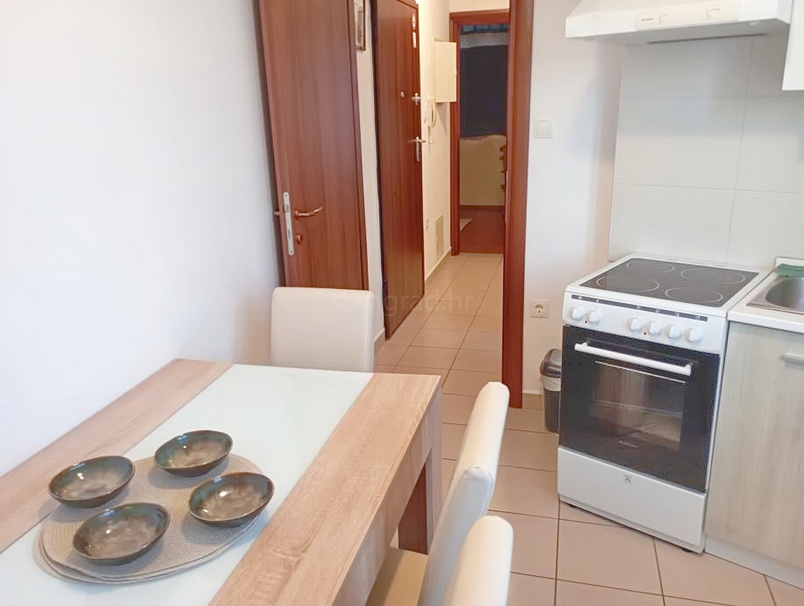 Krk, stanovanje v pritličju s pogledom na morje!