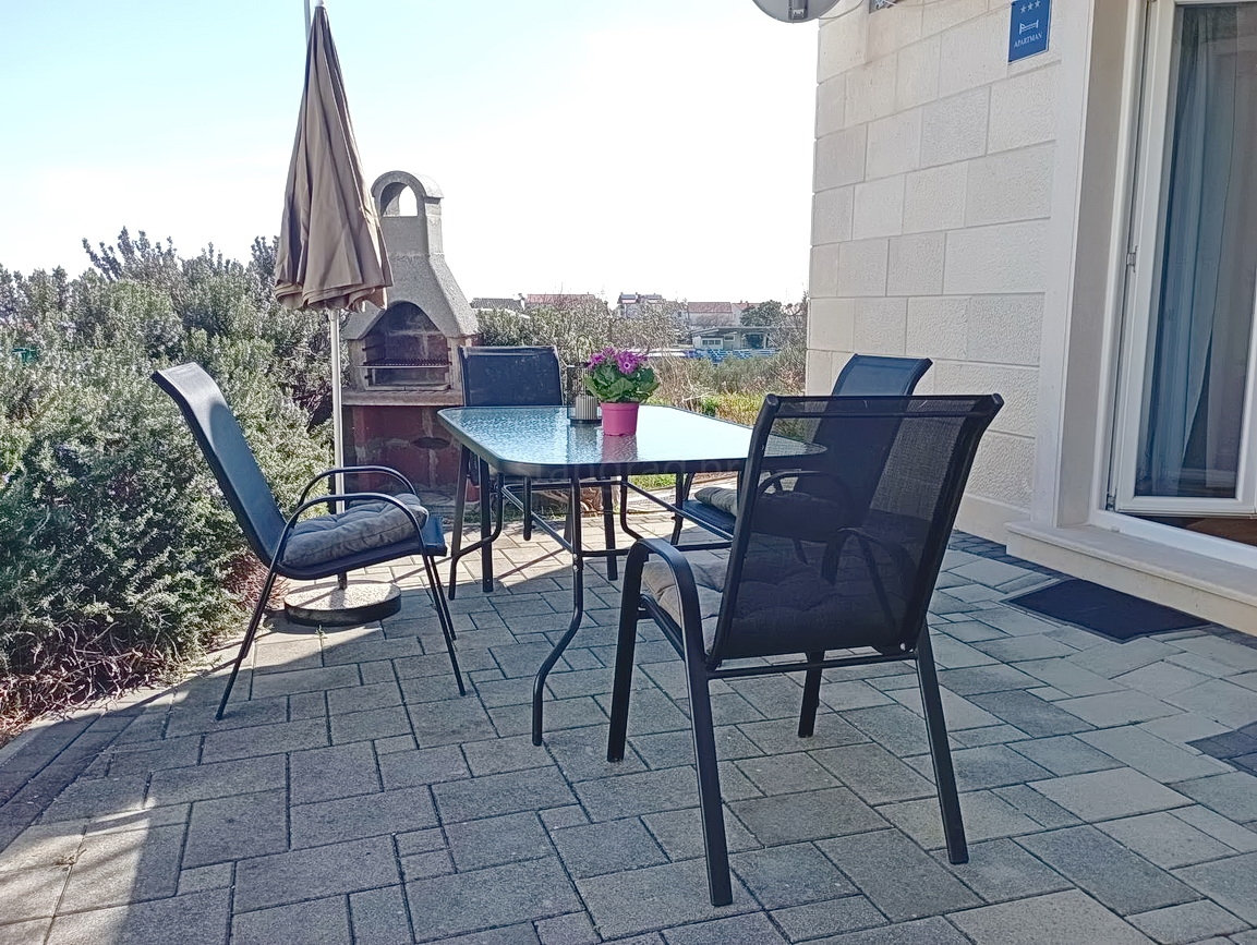 Krk, stanovanje v pritličju s pogledom na morje!