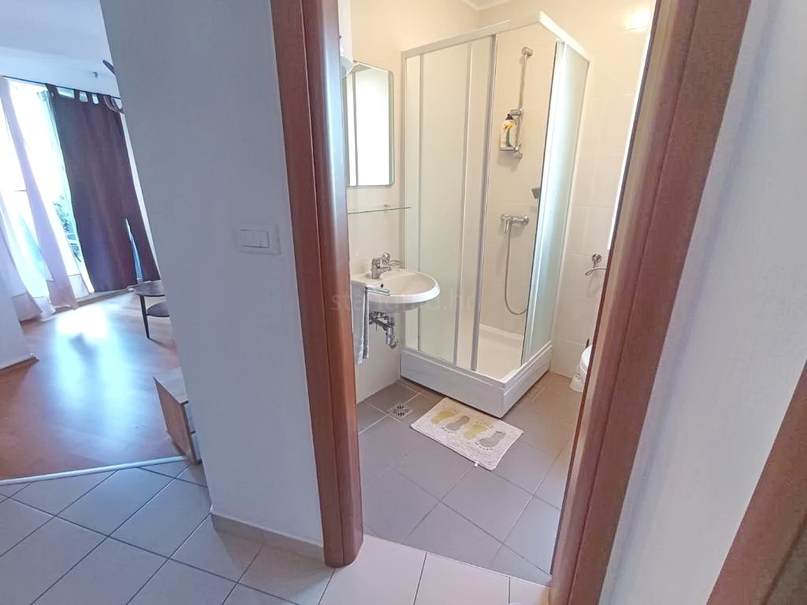 Krk, stanovanje v pritličju s pogledom na morje!