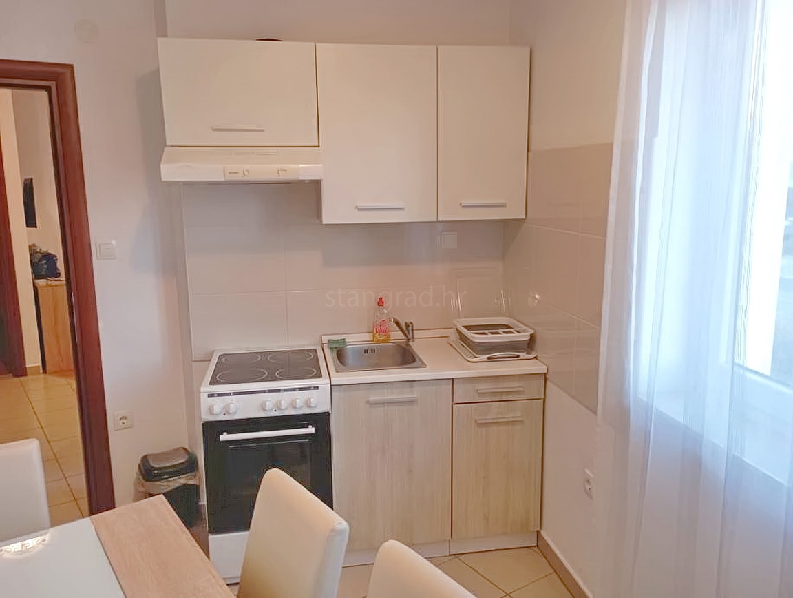 Krk, stanovanje v pritličju s pogledom na morje!