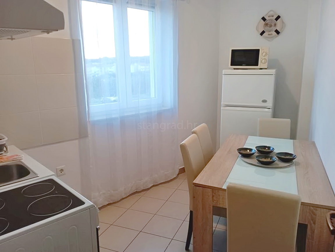 Krk, stanovanje v pritličju s pogledom na morje!