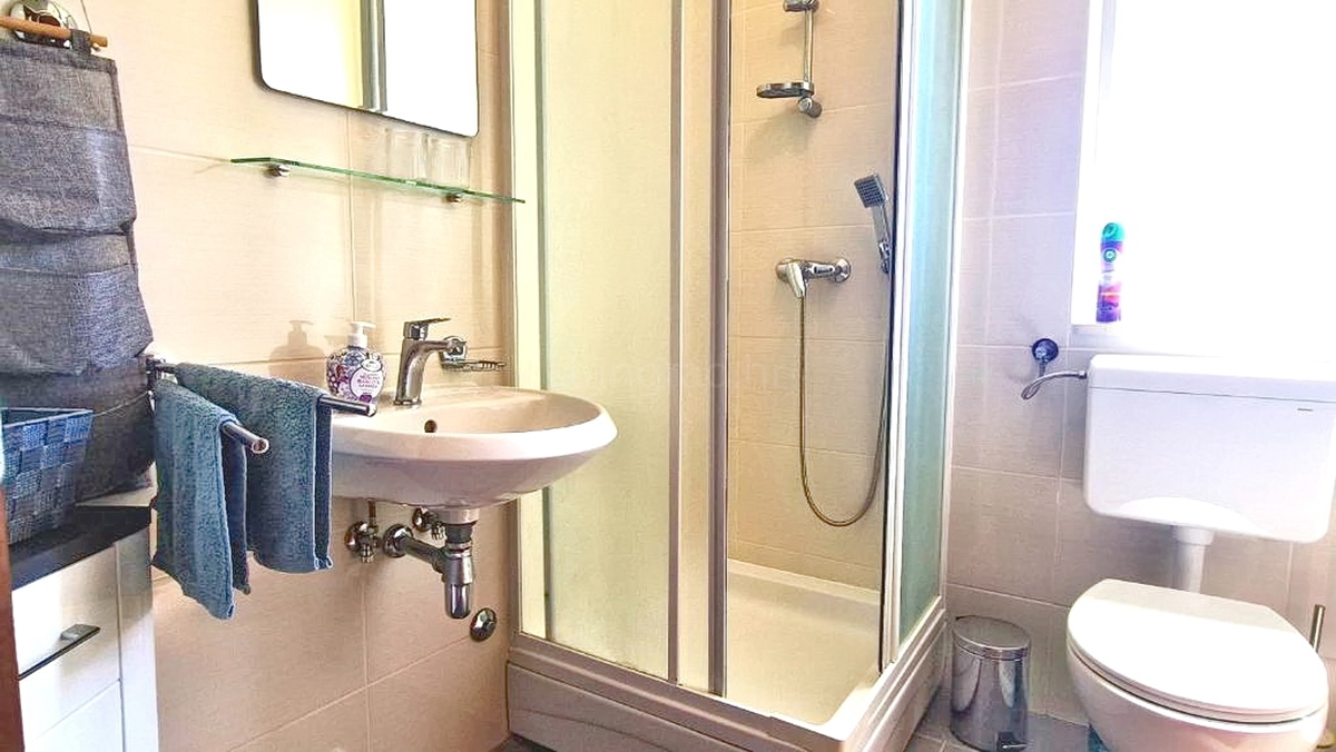 Krk, stanovanje v pritličju s pogledom na morje!