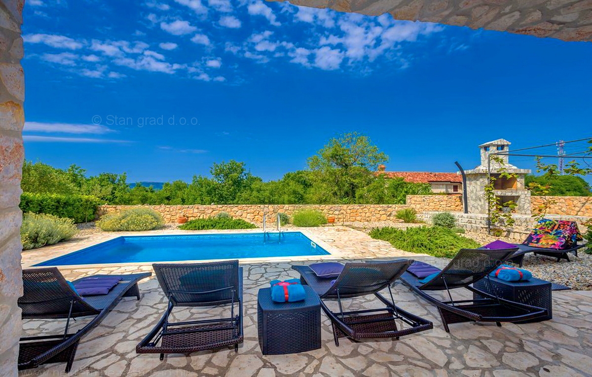 Krk, okolica, samostojna hiša s 3 apartmaji, bazen, garaža, igralnica, vinska klet