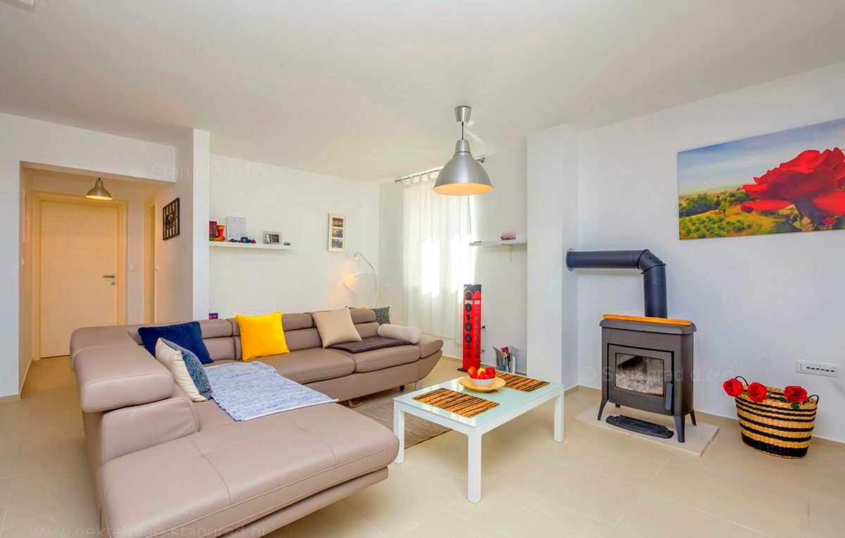 Krk, okolica, samostojna hiša s 3 apartmaji, bazen, garaža, igralnica, vinska klet