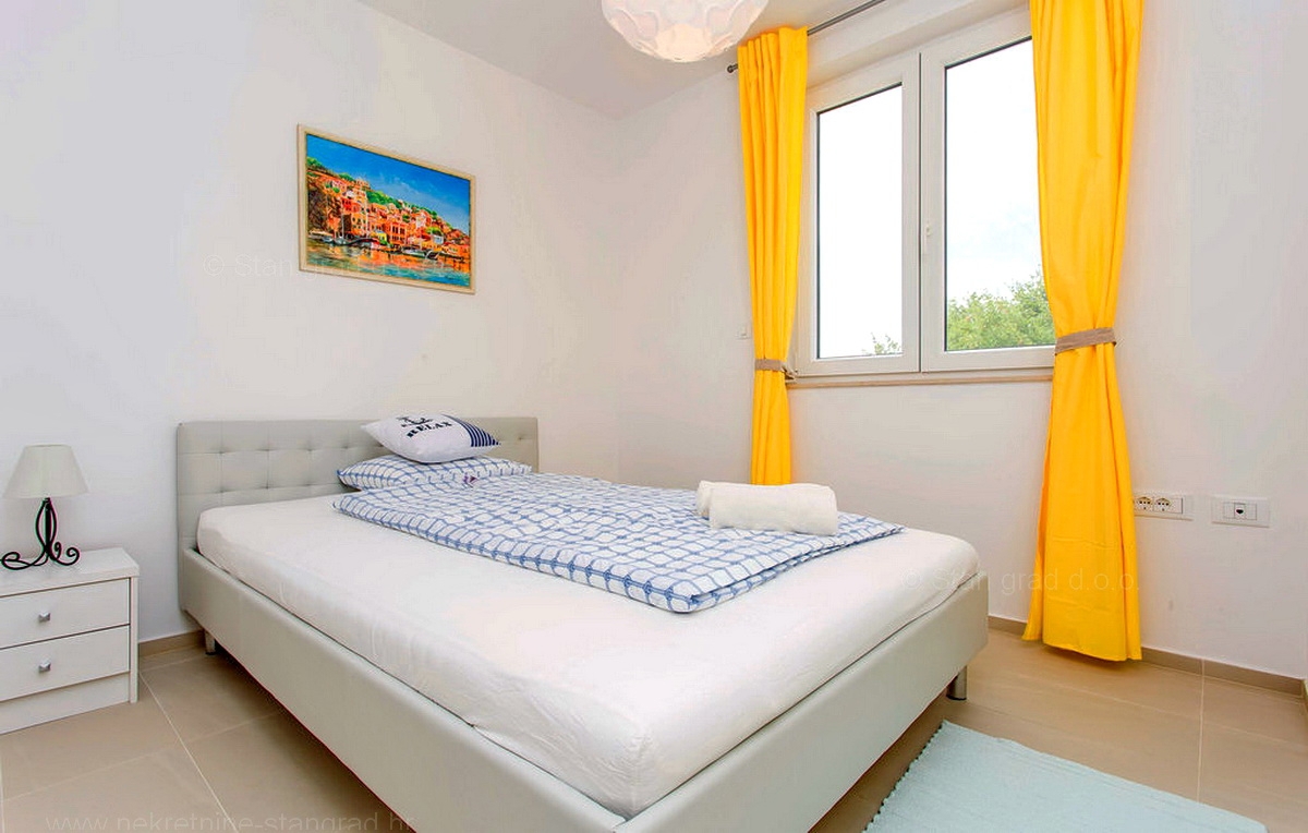 Krk, okolica, samostojna hiša s 3 apartmaji, bazen, garaža, igralnica, vinska klet