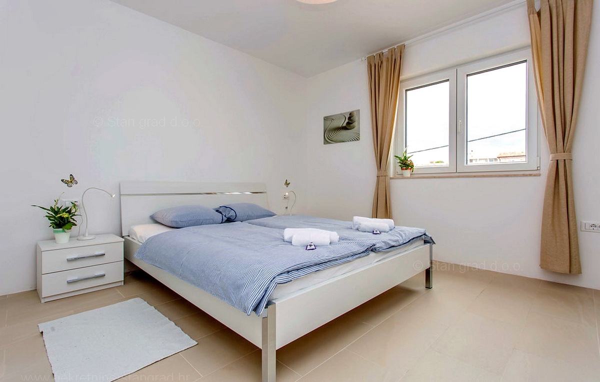 Krk, okolica, samostojna hiša s 3 apartmaji, bazen, garaža, igralnica, vinska klet
