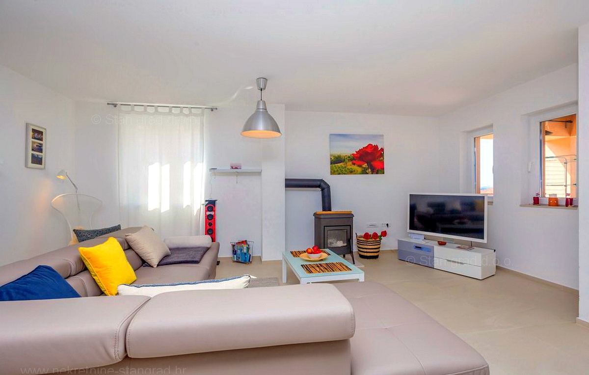 Krk, okolica, samostojna hiša s 3 apartmaji, bazen, garaža, igralnica, vinska klet
