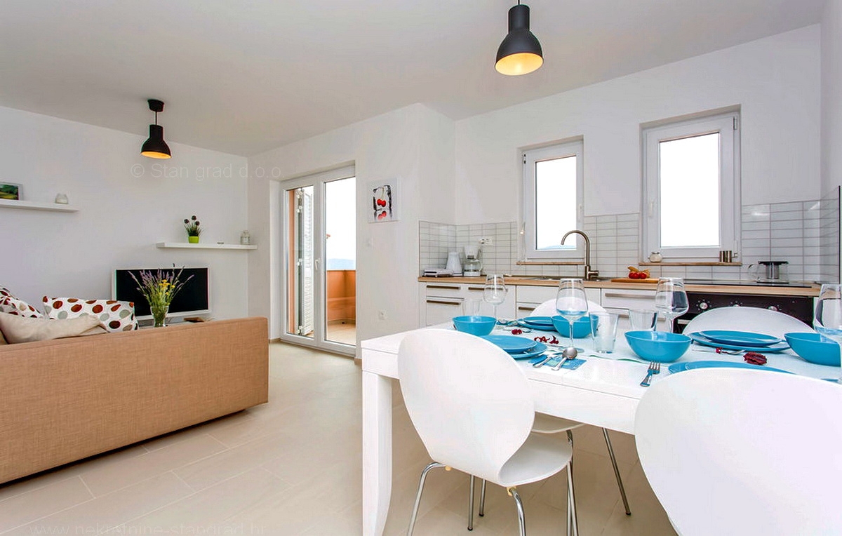 Krk, okolica, samostojna hiša s 3 apartmaji, bazen, garaža, igralnica, vinska klet