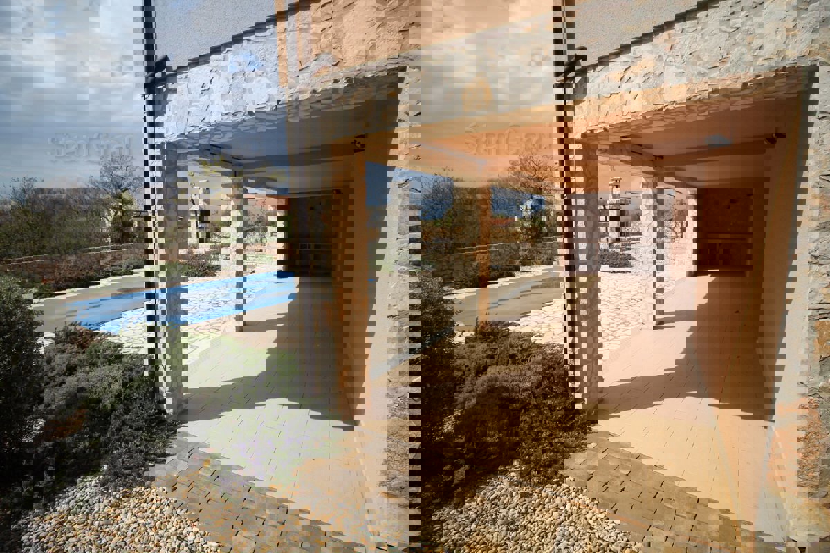 Krk, okolica, samostojna hiša s 3 apartmaji, bazen, garaža, igralnica, vinska klet