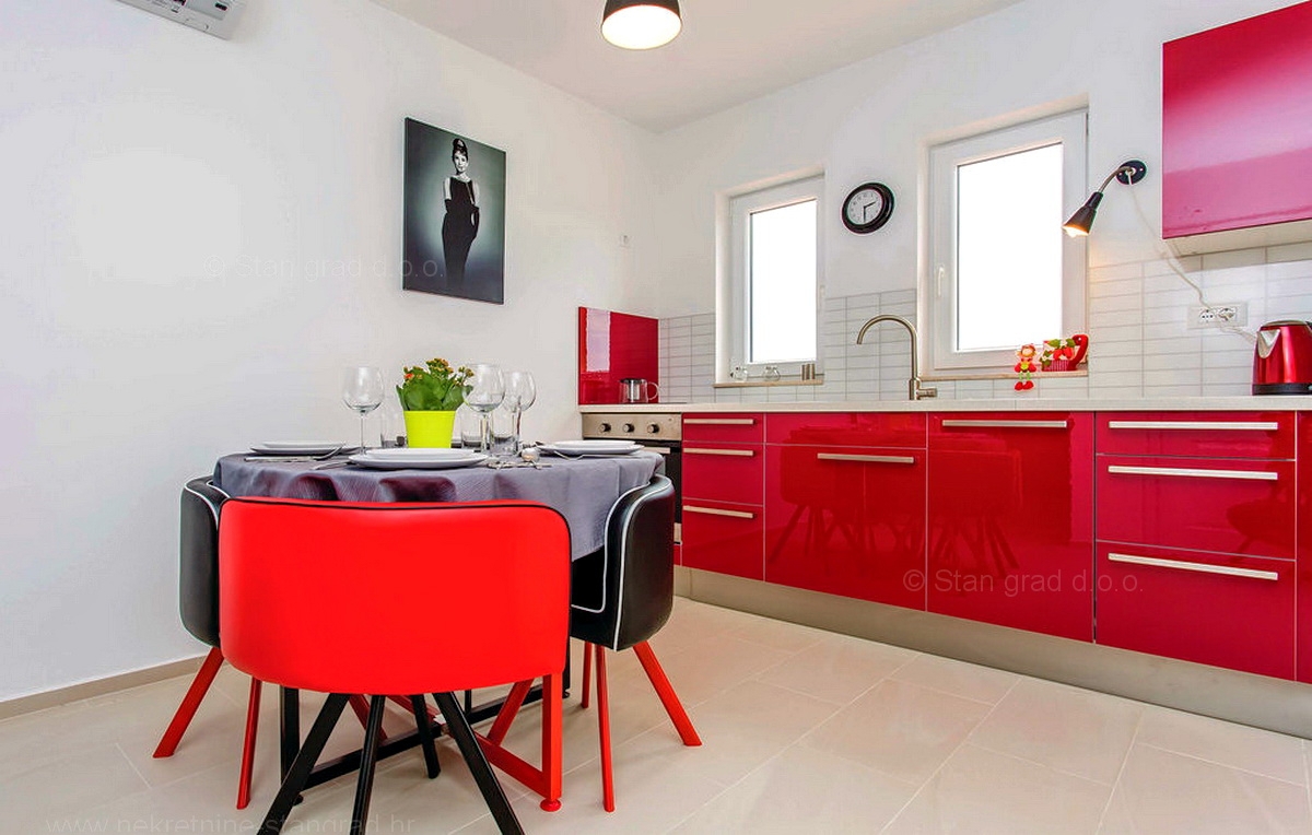 Krk, okolica, samostojna hiša s 3 apartmaji, bazen, garaža, igralnica, vinska klet