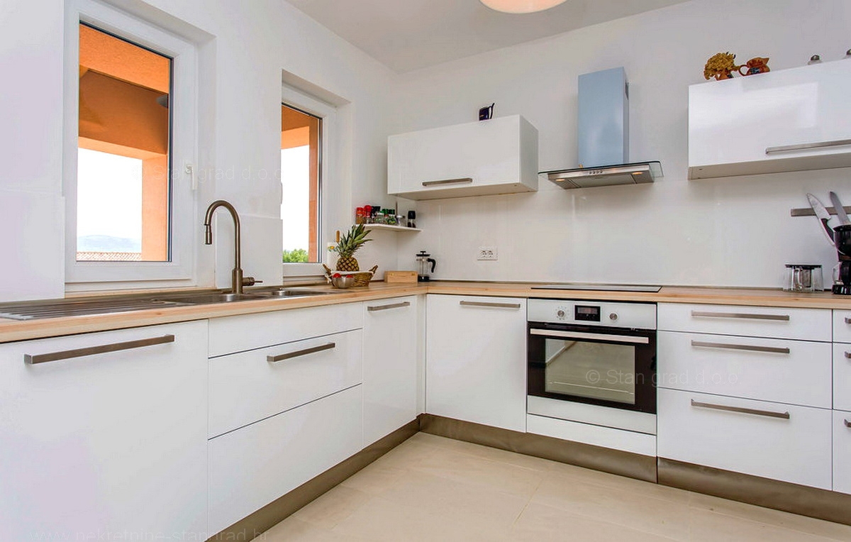 Krk, okolica, samostojna hiša s 3 apartmaji, bazen, garaža, igralnica, vinska klet