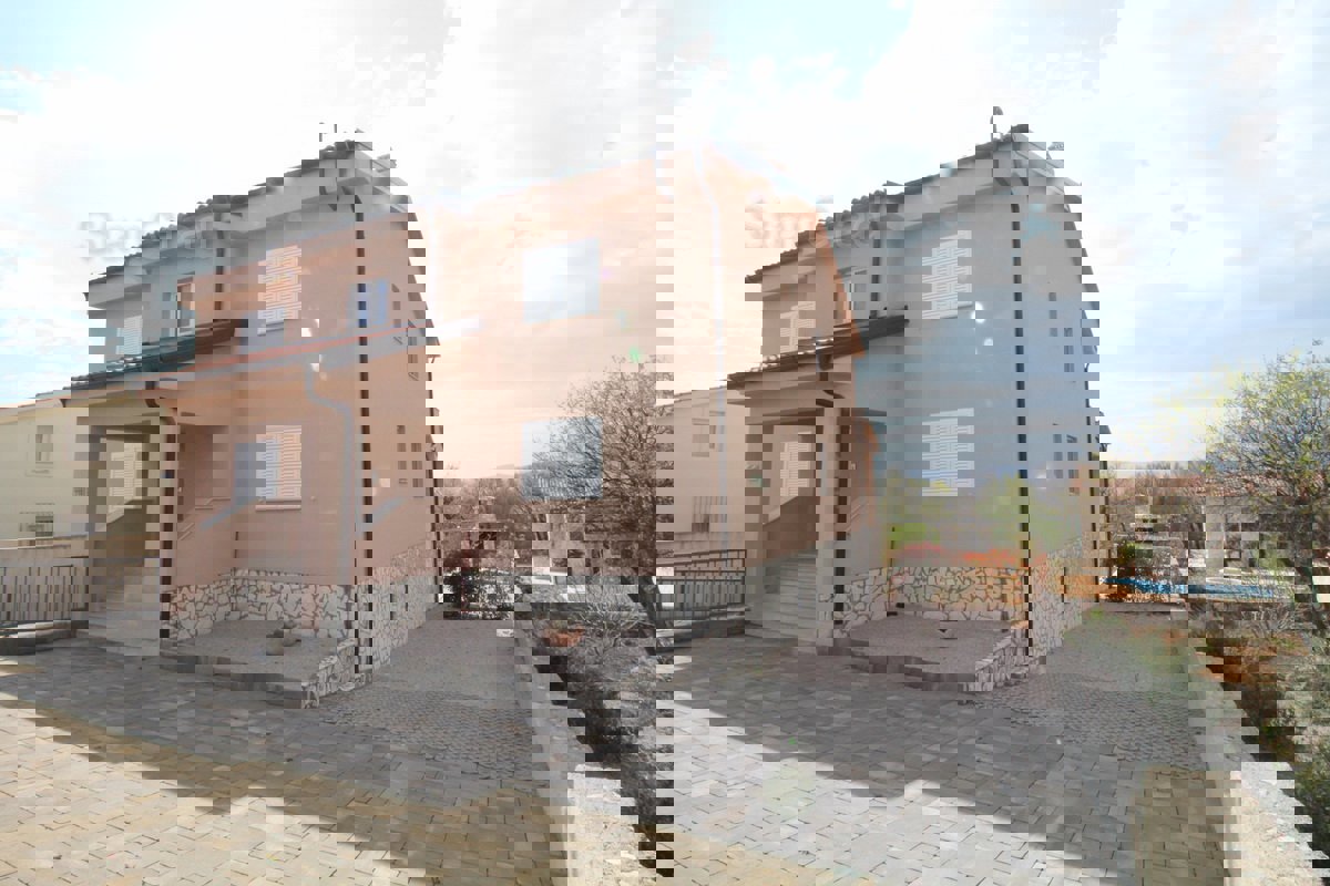 Krk, okolica, samostojna hiša s 3 apartmaji, bazen, garaža, igralnica, vinska klet