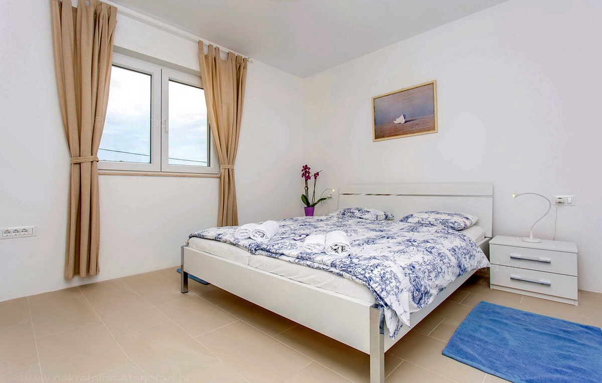 Krk, okolica, samostojna hiša s 3 apartmaji, bazen, garaža, igralnica, vinska klet