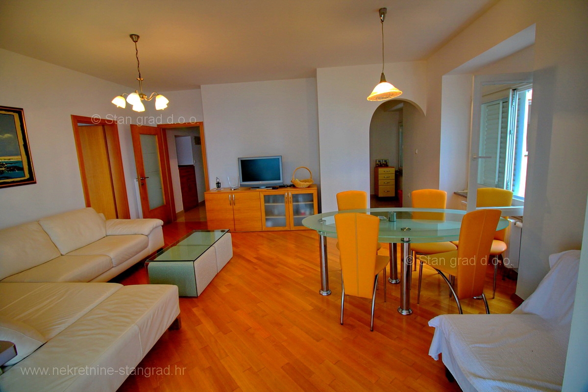 Malinska, apartma na ekskluzivni lokaciji 1. vrsta do morja, PRODAMO!