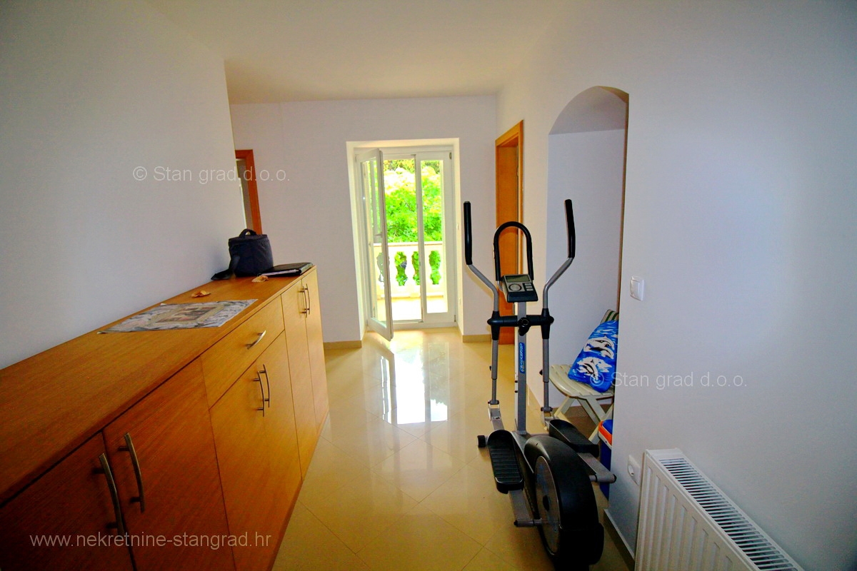 Malinska, apartma na ekskluzivni lokaciji 1. vrsta do morja, PRODAMO!