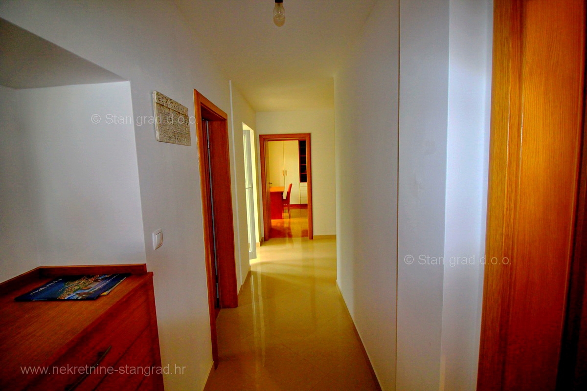 Malinska, apartma na ekskluzivni lokaciji 1. vrsta do morja, PRODAMO!