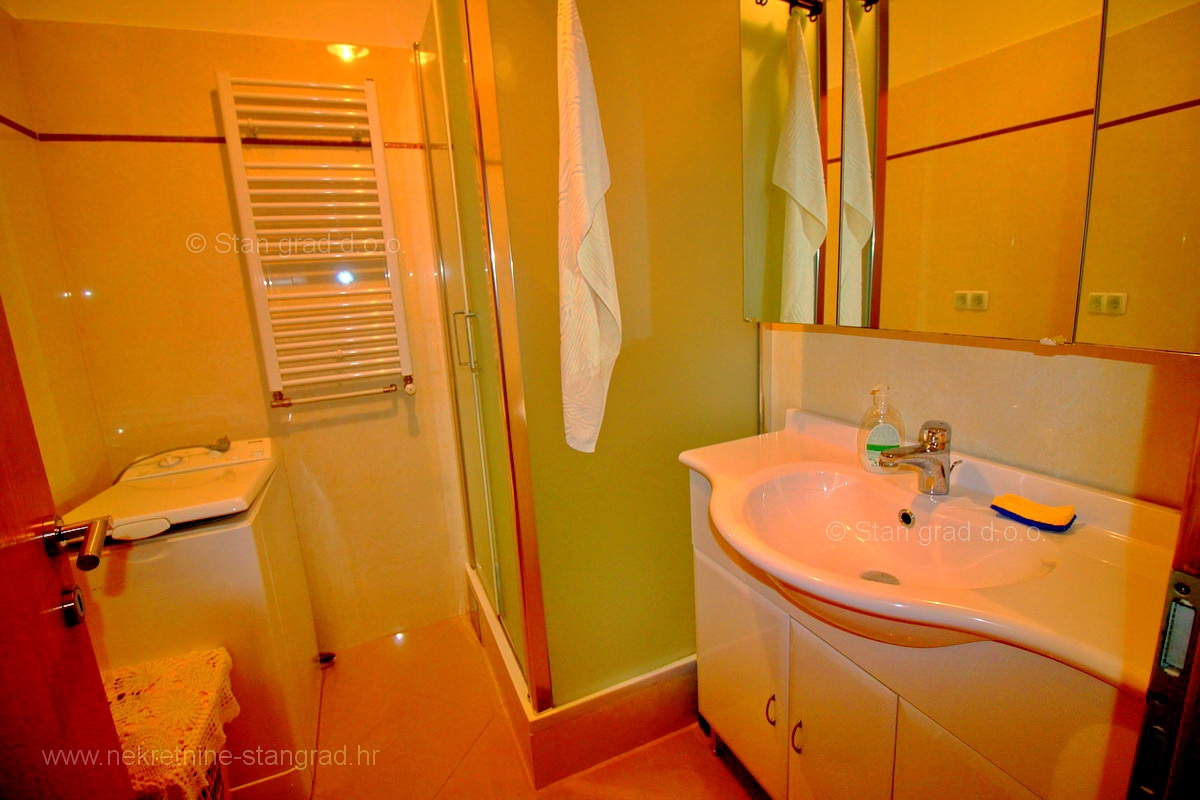 Malinska, apartma na ekskluzivni lokaciji 1. vrsta do morja, PRODAMO!