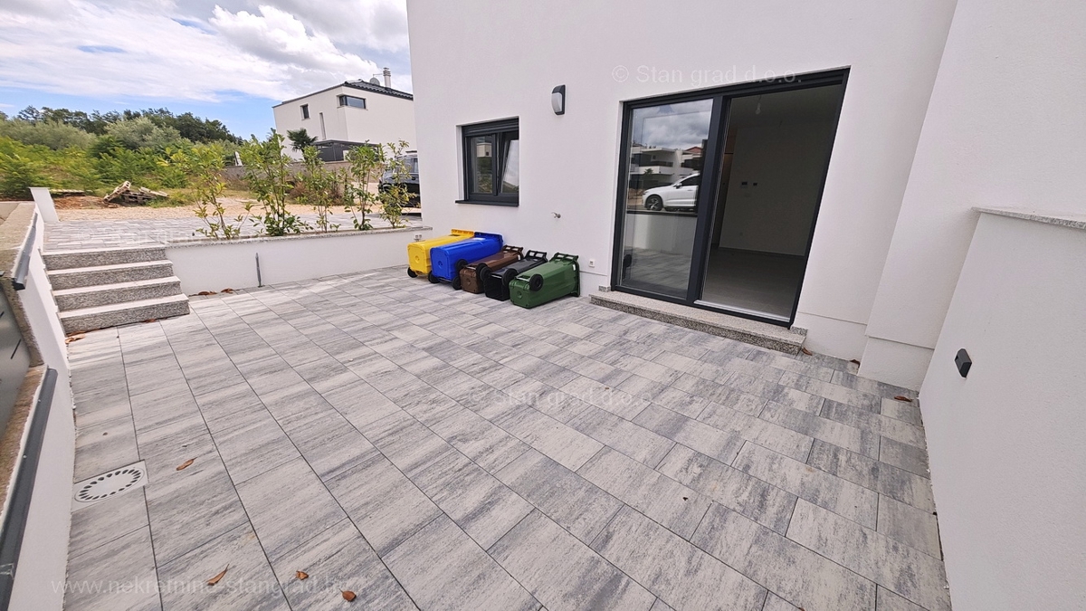 Malinska, dva nova moderna apartmaja z vrtom in pogledom na morje!
