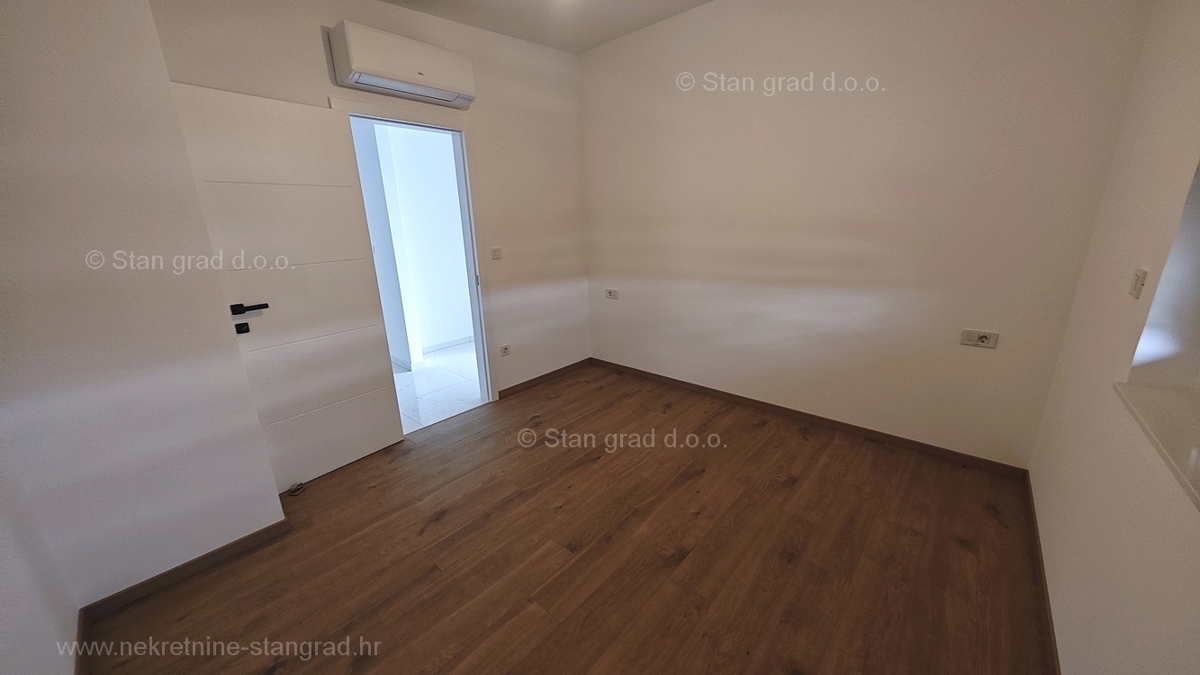 Malinska, dva nova moderna apartmaja z vrtom in pogledom na morje!