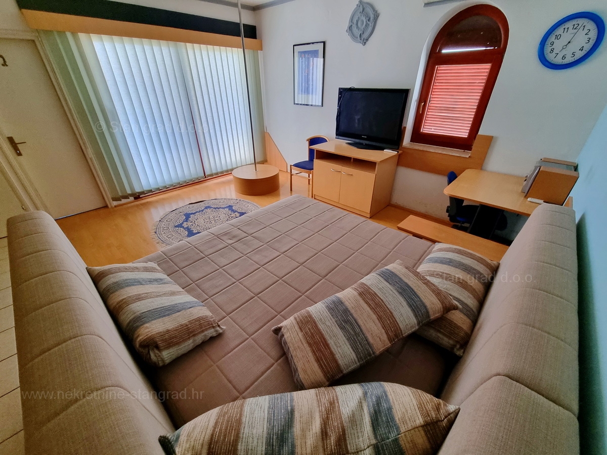 Otok Krk, Malinska, lep apartma v prvem nadstropju s pogledom na morje za prodajo!