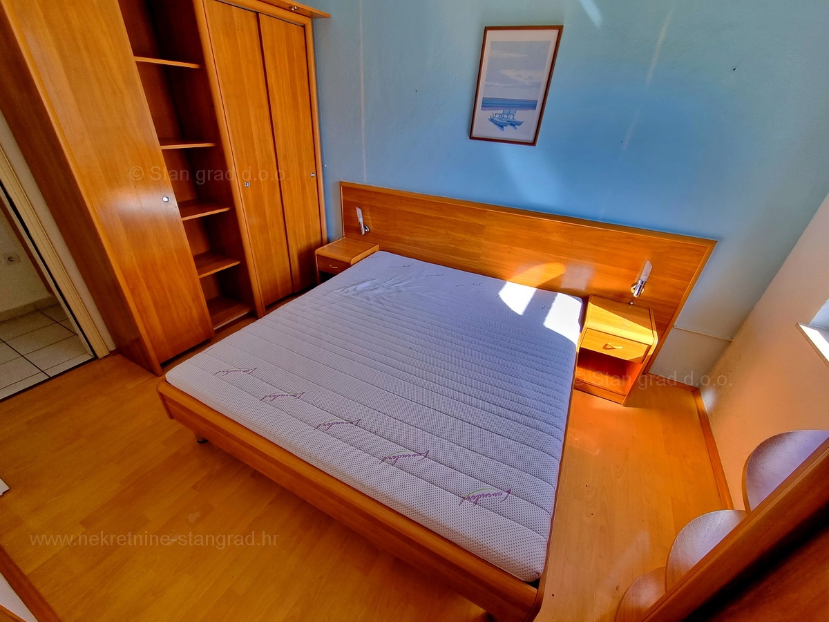 Otok Krk, Malinska, lep apartma v prvem nadstropju s pogledom na morje za prodajo!