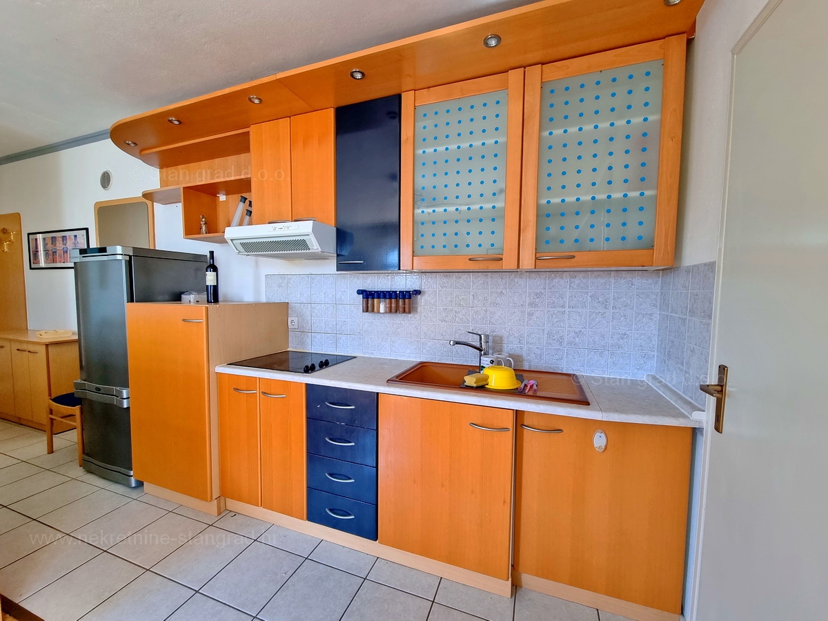 Otok Krk, Malinska, lep apartma v prvem nadstropju s pogledom na morje za prodajo!