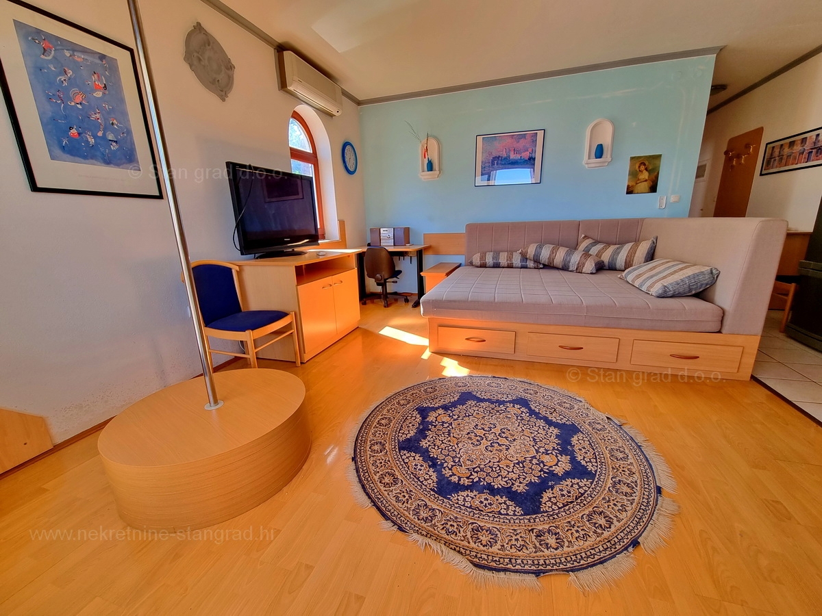 Otok Krk, Malinska, lep apartma v prvem nadstropju s pogledom na morje za prodajo!