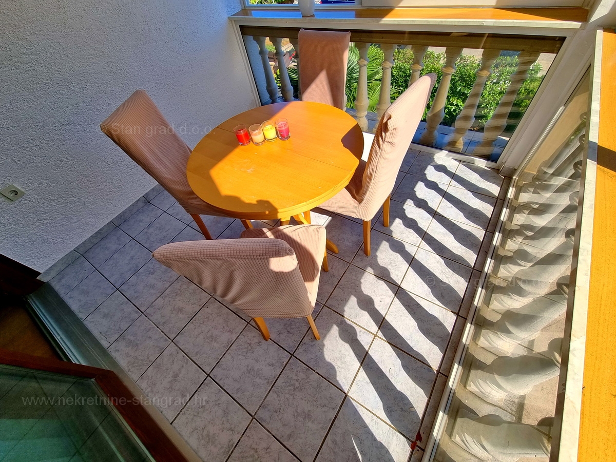 Otok Krk, Malinska, lep apartma v prvem nadstropju s pogledom na morje za prodajo!