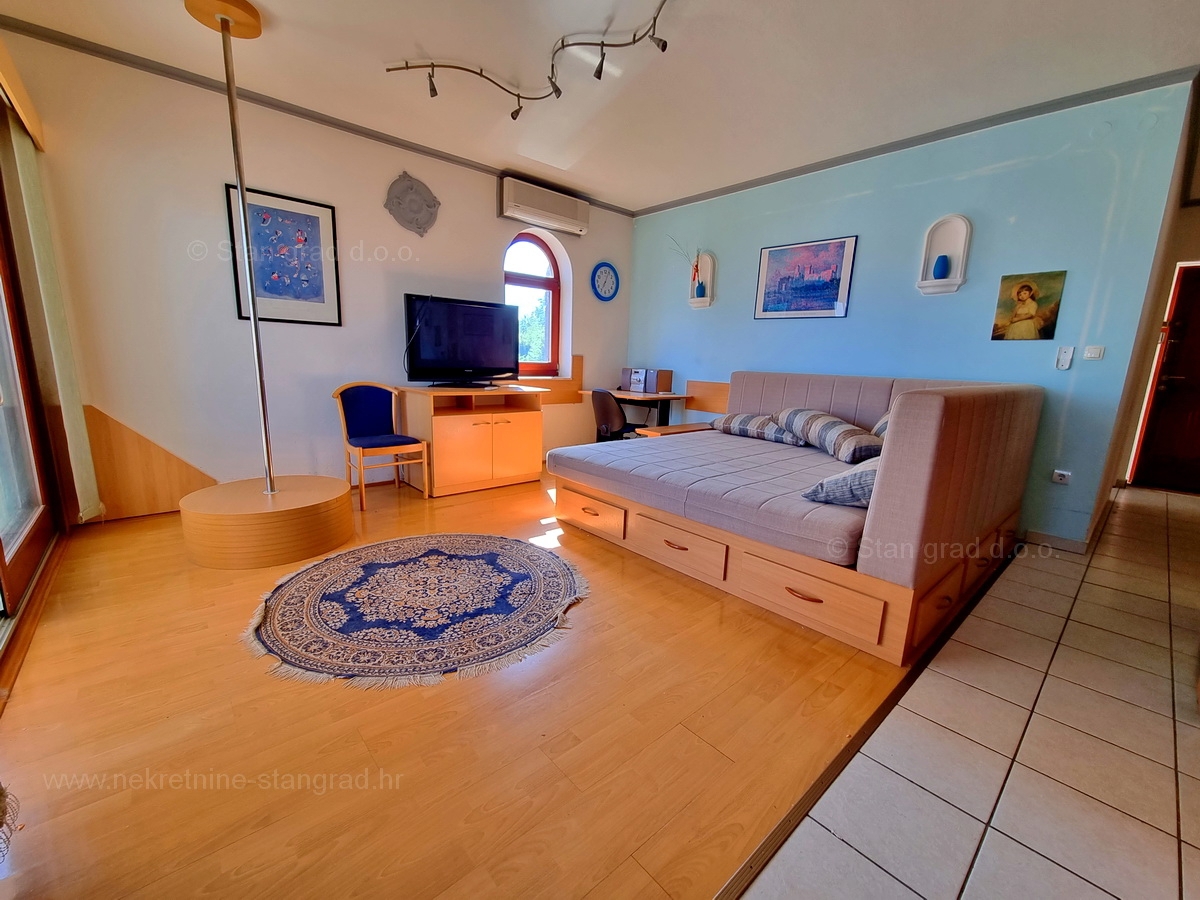 Otok Krk, Malinska, lep apartma v prvem nadstropju s pogledom na morje za prodajo!