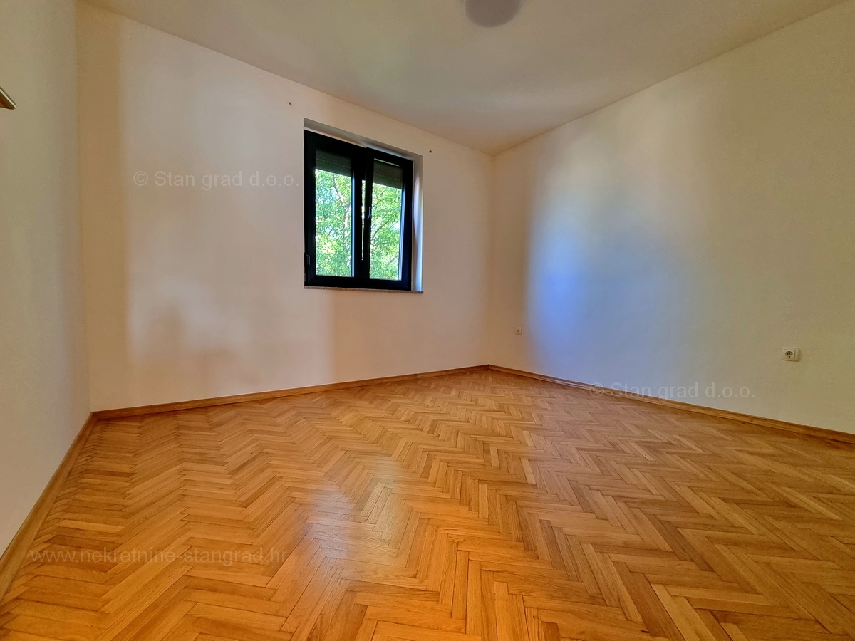 Otok Krk, Malinska, prodaja apartma na odlični lokaciji, 200 m od morja!