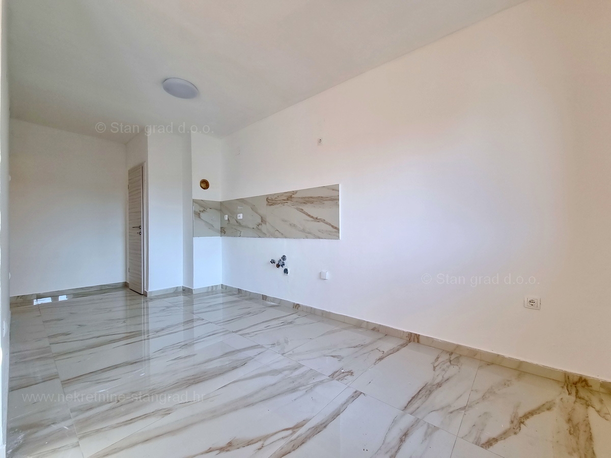 Otok Krk, Malinska, prodaja apartma na odlični lokaciji, 200 m od morja!