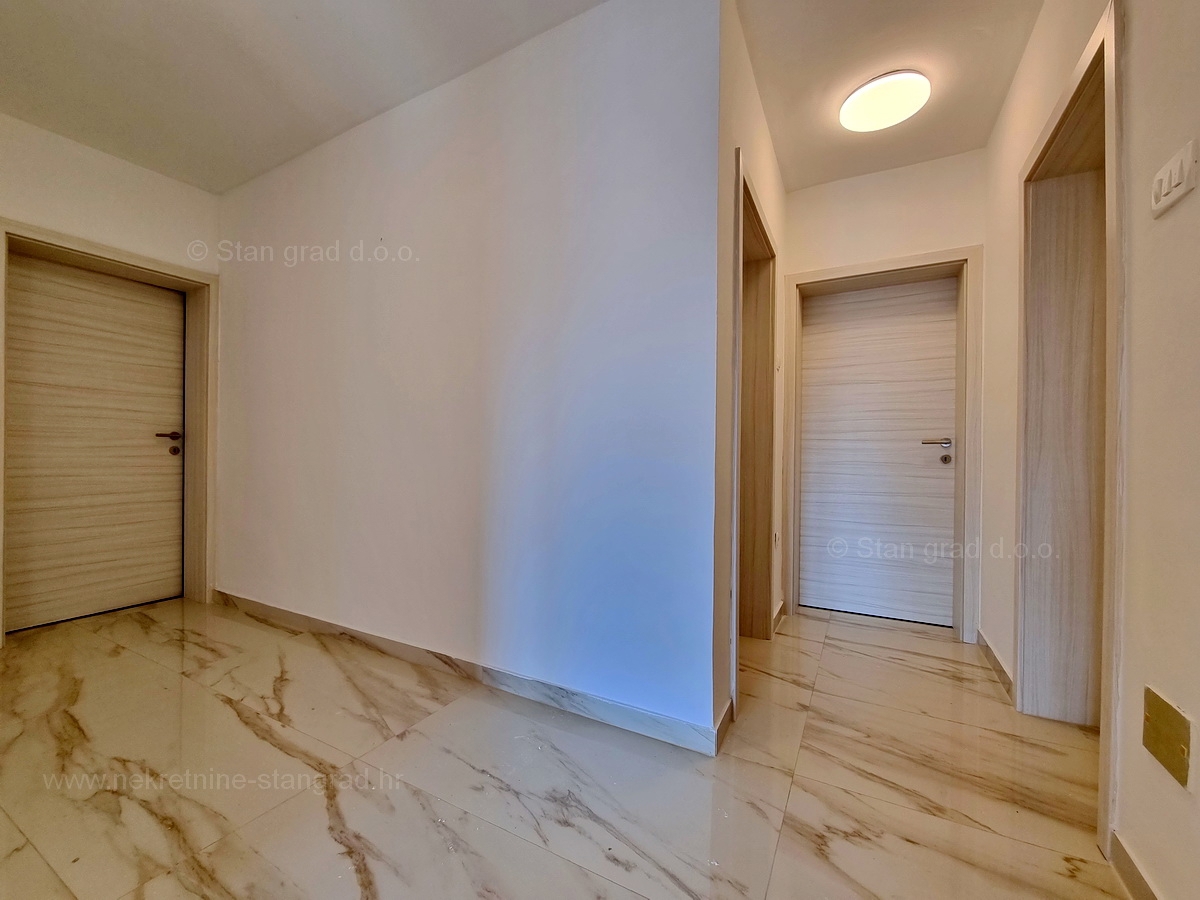 Otok Krk, Malinska, prodaja apartma na odlični lokaciji, 200 m od morja!