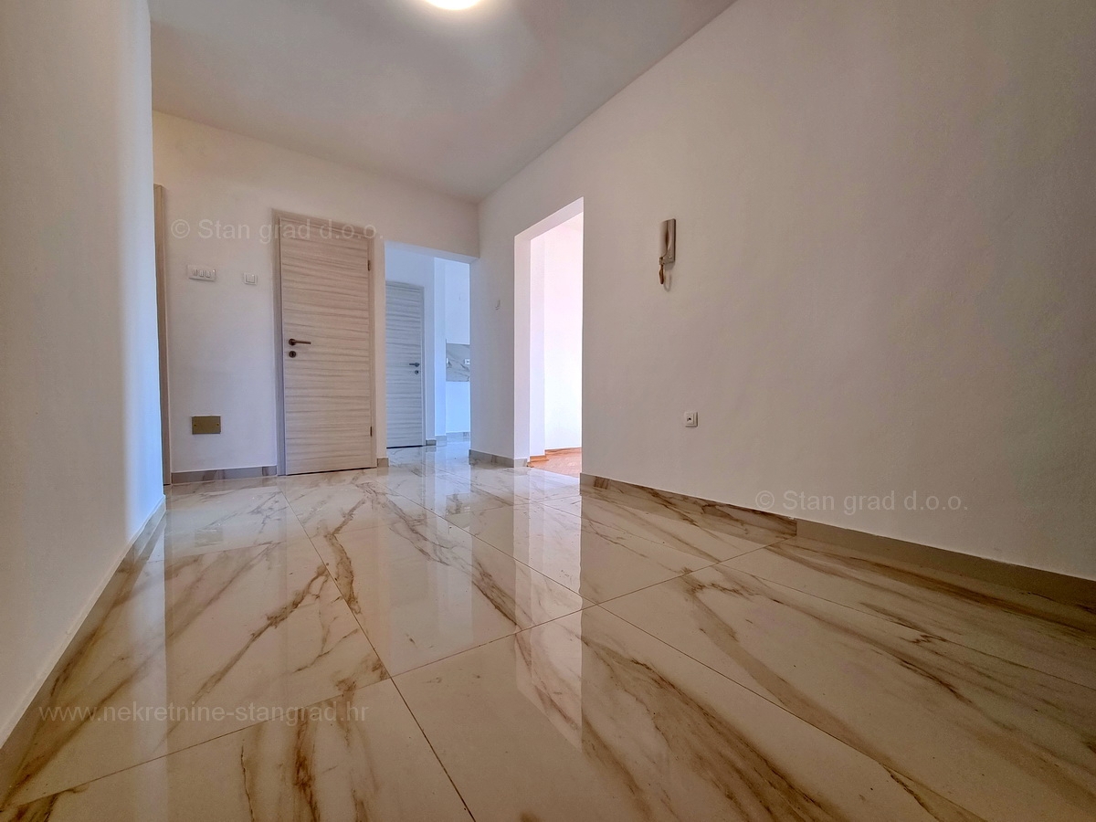 Otok Krk, Malinska, prodaja apartma na odlični lokaciji, 200 m od morja!