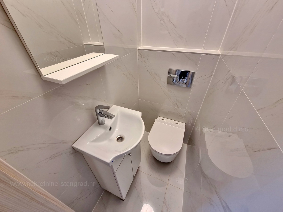 Otok Krk, Malinska, prodaja apartma na odlični lokaciji, 200 m od morja!