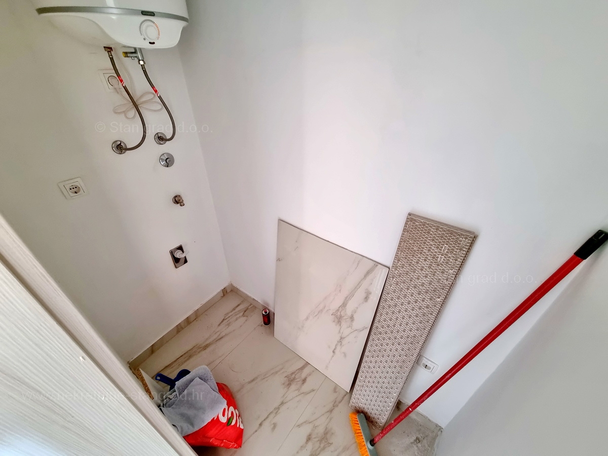 Otok Krk, Malinska, prodaja apartma na odlični lokaciji, 200 m od morja!