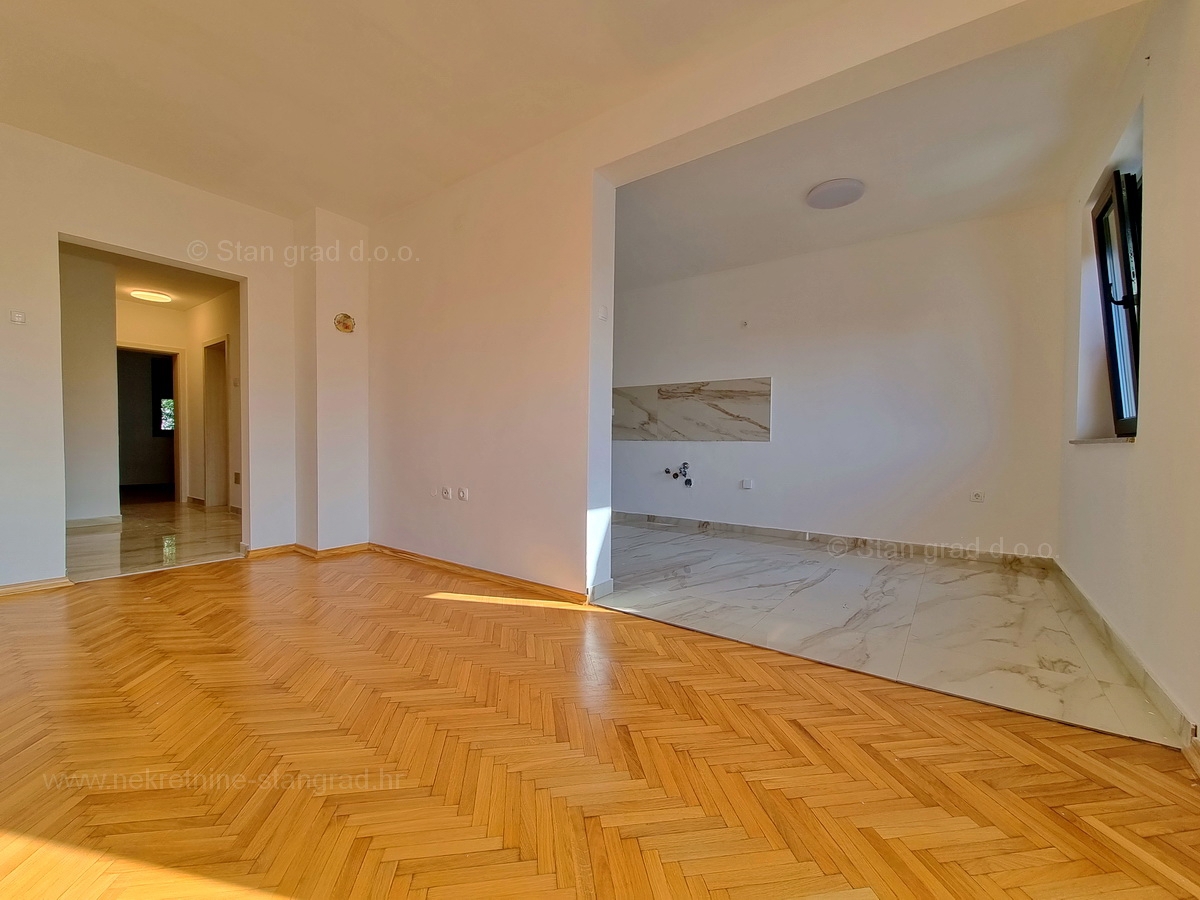 Otok Krk, Malinska, prodaja apartma na odlični lokaciji, 200 m od morja!