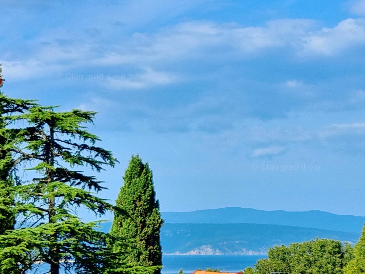 Otok Krk, Malinska, prodaja apartma na odlični lokaciji, 200 m od morja!