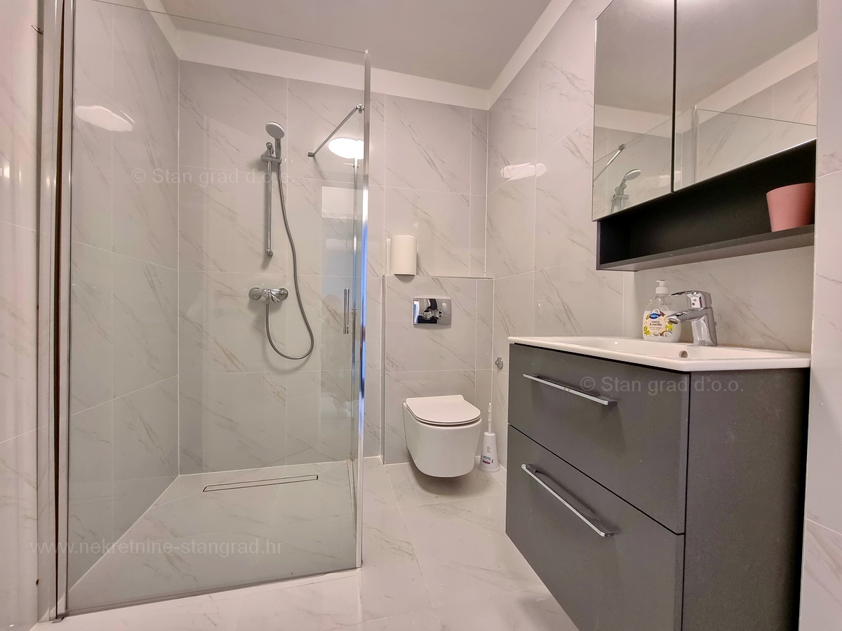 Otok Krk, Malinska, prodaja apartma na odlični lokaciji, 200 m od morja!