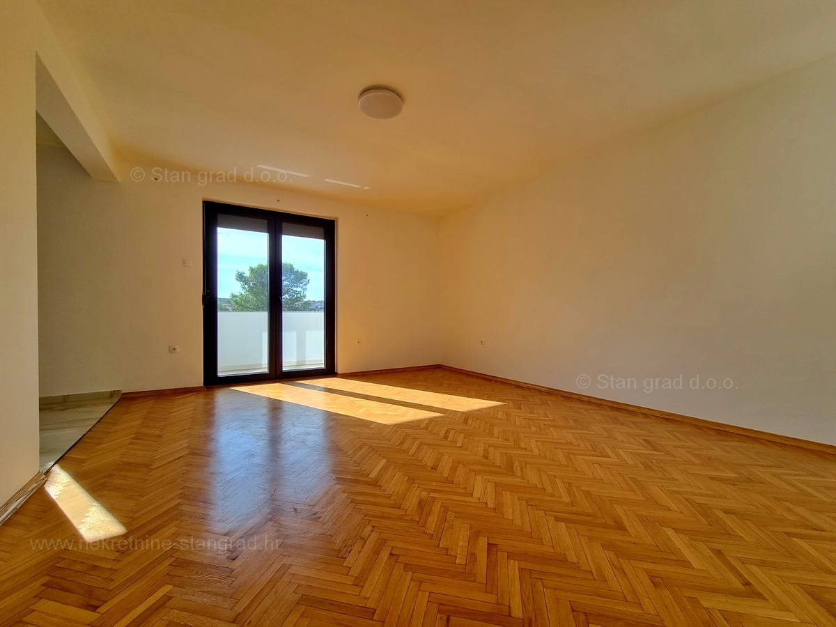 Otok Krk, Malinska, prodaja apartma na odlični lokaciji, 200 m od morja!