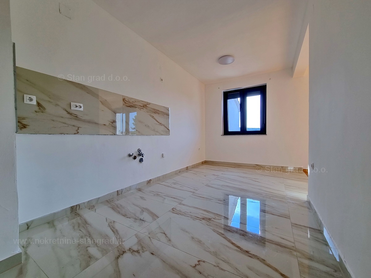 Otok Krk, Malinska, prodaja apartma na odlični lokaciji, 200 m od morja!