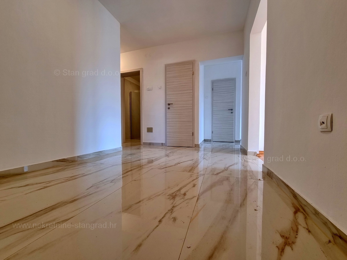 Otok Krk, Malinska, prodaja apartma na odlični lokaciji, 200 m od morja!