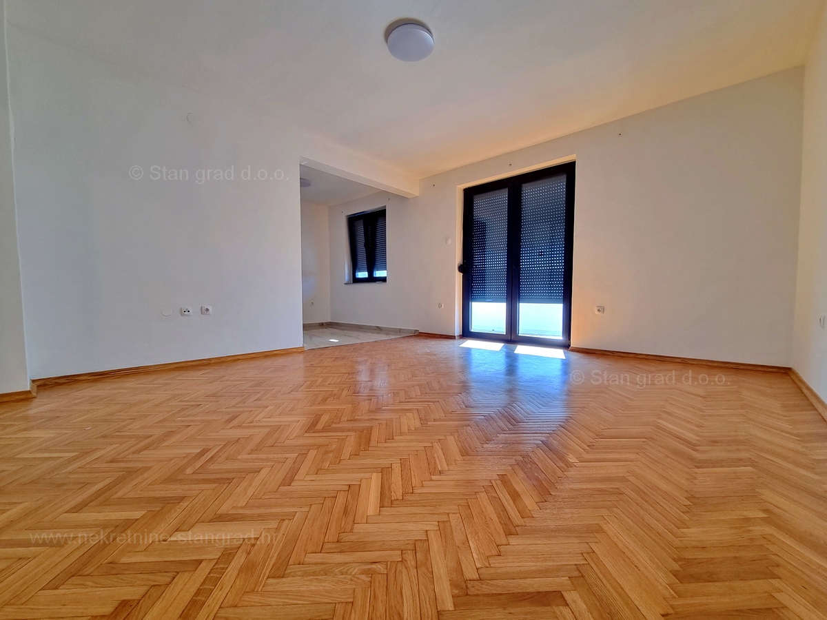 Otok Krk, Malinska, prodaja apartma na odlični lokaciji, 200 m od morja!