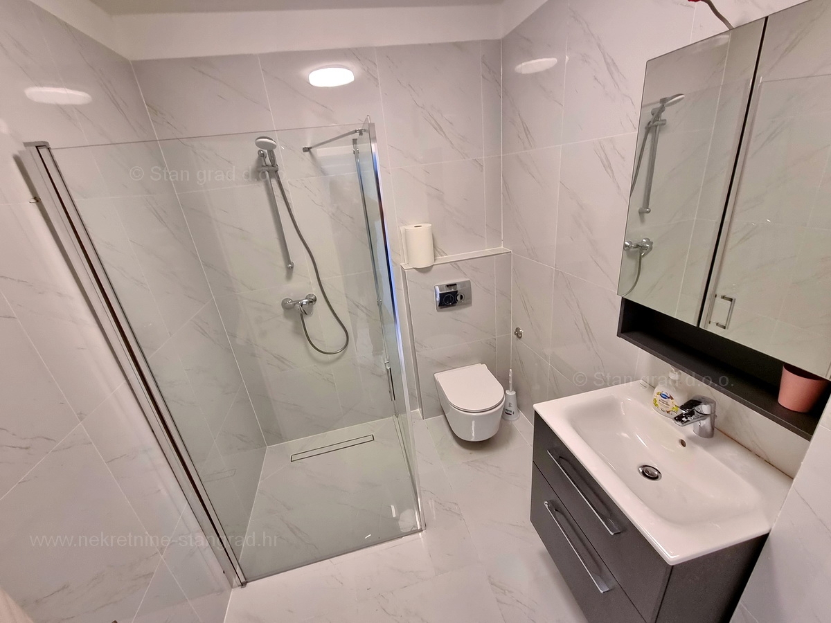 Otok Krk, Malinska, prodaja apartma na odlični lokaciji, 200 m od morja!