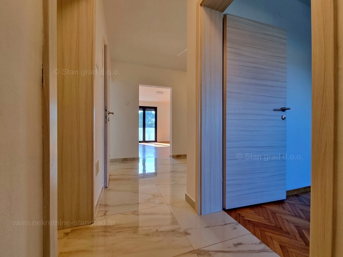 Otok Krk, Malinska, prodaja apartma na odlični lokaciji, 200 m od morja!
